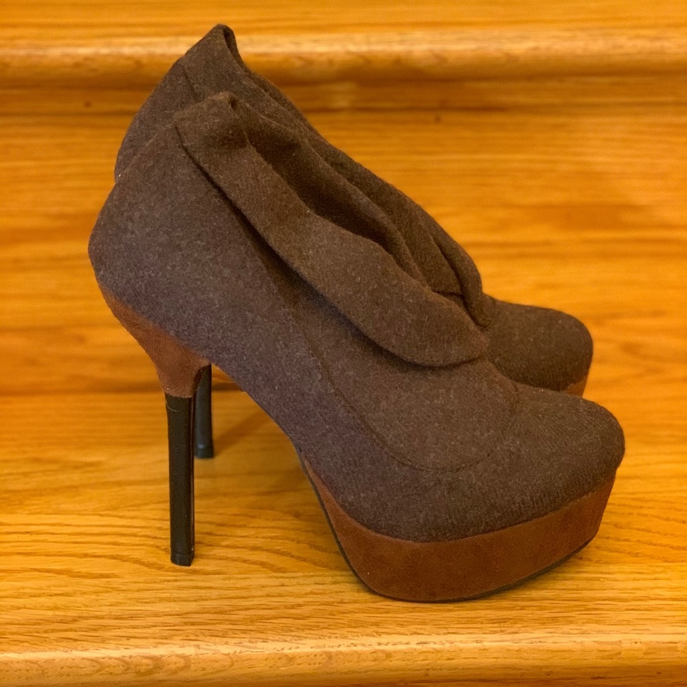 Beautiful never worn chocolate shoe